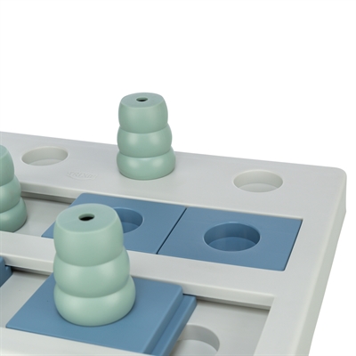 TRIXIE Hondenspel Dog Activity Chess - 4 kegels, gaten & schuiven voor mentale stimulatie, inclusief tipsboekje - Zwart/oranje/rood - 40x27x5 cm