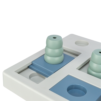 TRIXIE Hondenspel Dog Activity Chess - 4 kegels, gaten & schuiven voor mentale stimulatie, inclusief tipsboekje - Zwart/oranje/rood - 40x27x5 cm
