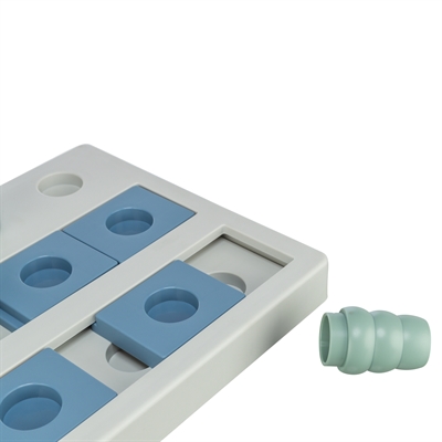 TRIXIE Hondenspel Dog Activity Chess - 4 kegels, gaten & schuiven voor mentale stimulatie, inclusief tipsboekje - Zwart/oranje/rood - 40x27x5 cm