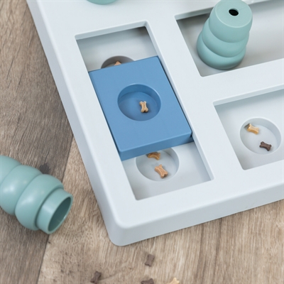 TRIXIE Hondenspel Dog Activity Chess - 4 kegels, gaten & schuiven voor mentale stimulatie, inclusief tipsboekje - Zwart/oranje/rood - 40x27x5 cm