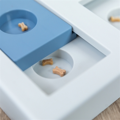 TRIXIE Hondenspel Dog Activity Chess - 4 kegels, gaten & schuiven voor mentale stimulatie, inclusief tipsboekje - Zwart/oranje/rood - 40x27x5 cm