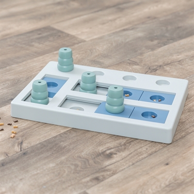 TRIXIE Hondenspel Dog Activity Chess - 4 kegels, gaten & schuiven voor mentale stimulatie, inclusief tipsboekje - Zwart/oranje/rood - 40x27x5 cm