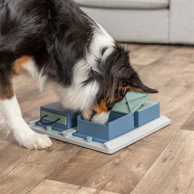 TRIXIE Puzzelspel voor honden DOG ACTIVITY POKER BOX 1 Interactief snackspel met 4 verschillende openingen en anti-slip - Rood/Geel/Zwart - 31x31x11 cm