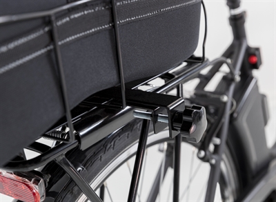 TRIXIE Fietsmand Bagagedrager Breed Metalen frame, gaas-afdekking en korthouder, uitneembare pluche bodem - Zwart - 60x29x49 cm (tot 8 kg)