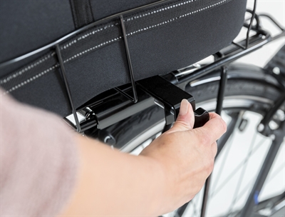 TRIXIE Fietsmand Bagagedrager Breed Metalen frame, gaas-afdekking en korthouder, uitneembare pluche bodem - Zwart - 60x29x49 cm (tot 8 kg)