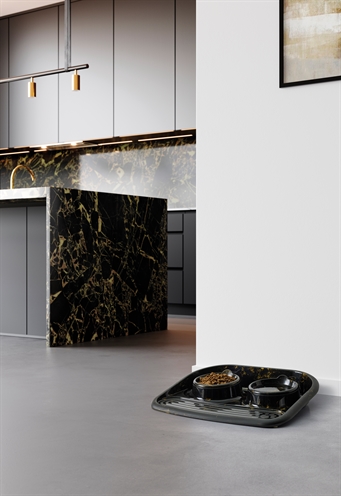 SAVIC BUTLER VOERBAK EN DRINKBAK MET PLATEAU MARBLE ZWART / GOUD