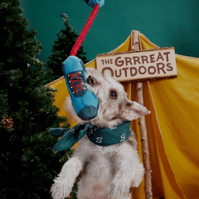 BARK Alpen Zwei Bergschuhe Plüsch-Hundespielzeug mit stabilem T‑Shirt-Flostau, 2 Quietscher, weiche Füllung - Blau - 30x21x7 cm / bis 10 kg