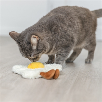 TRIXIE Kattenspeelgoed Gebakken Ei XXL - Gevuld met Amerikaanse catnip, ritselend, voor grote katten - 18 cm