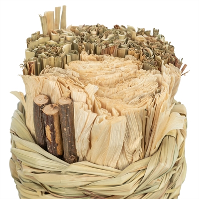 TRIXIE Mand Gras Met Hooi & Maïsbladeren - 100% natuurlijke knaag- en speelmix met houten stokjes - Naturel - 9x9x9 cm