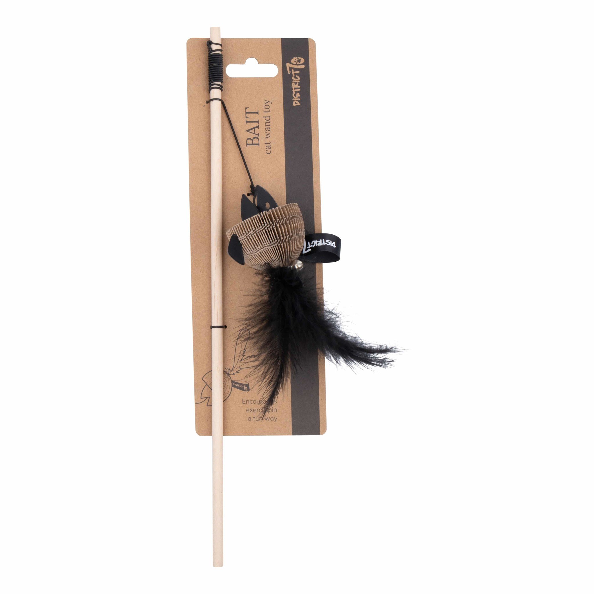 District 70 kattenhengel BAIT Zwart 40×55 cm – Met belletje en veren