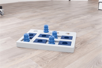 TRIXIE Hondenspel Dog Activity Chess 40×27 cm – Zwart/Oranje/Rood