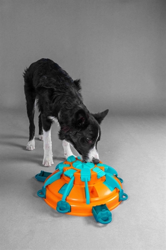 NINA OTTOSSON hondenpuzzel Tower of Treats Oranje/Blauw 36×36 cm – Level 4